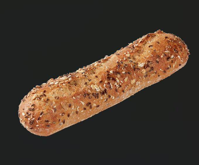 Mehrkorn-Sandwich Les Demi-Baguettes Céréales sont précuites dans un four à sole de pierre naturelle. Elles sont pétries à partir d'une recette qui leur confère une croûte dorée et croustillante, une mie brune, tendre et aérée ainsi qu'un goût de levain et de céréales. Leur topping de graines renforce leur croustillance et rehausse leurs notes grillées et fruitées. Une longue fermentation en cuve permet de libérer les arômes et de créer des alvéoles caractéristiques d´un pain rustique.
70 Demi-Baguettes Céréales 