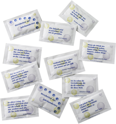 Zuckerbeutel 1000 x 6 g "Weisheiten Conchierzeit: 20 Std.Afrikanisch & fruchtig: Erleben Sie ein Spitzencuvée mit Kakaoraritäten aus fünf afrikanischen Ländern: Ghana, Madagaskar, Tansania, Uganda und Togo. Das Cuvée präsentiert die Vielfalt des afrikanischen Kontinents mit einem facettenreichen, aufregend fruchtigen Aromenprofil. Jeder Kakao wird individuell geröstet und zu einer dunklen Schokolade mit 72 % Kakaopower fusioniert.Duftaromen: Pflaumenmus, Trauben, Marzipan, Lebkuchen Geschmacksaromen: Ananas, Zitrusfrüchte, Butterc